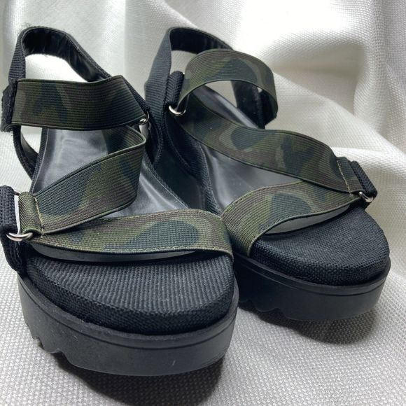 Soda NWOB Platform Flatform Chunky Camo Strappy Ankle Adjustable Sandals W7.5 - Picture 1 of 16